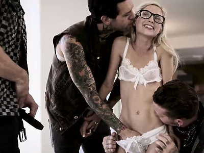 blond nastolatka w kręconych włosach