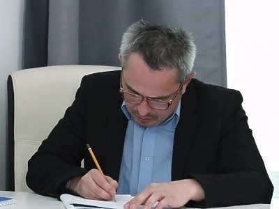 młoda laska jest ładowana od tylca