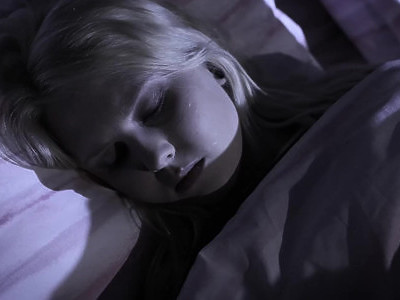 w klatce nastolatka rucha laskę