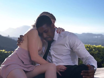 zamaskowana nastolatka ciągnie grubą pałę