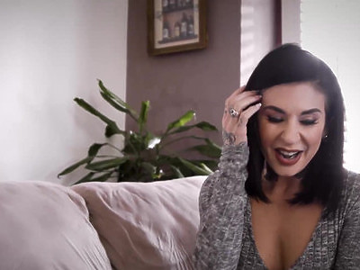 słodka nastolatka wypina tyłek