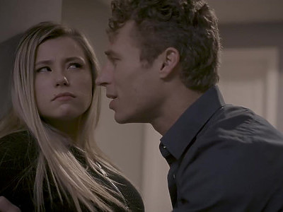 chuda nastolatka rozbiera się i robi sobie dobrze dużym dildo