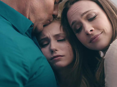 nastolatka pod choinką przy kominku