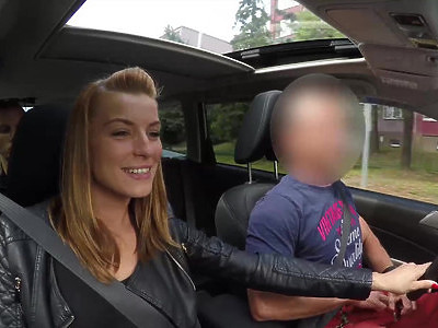 nastolatki z luźnymi biustami fajnie poruszają się na czekoladowej pałce