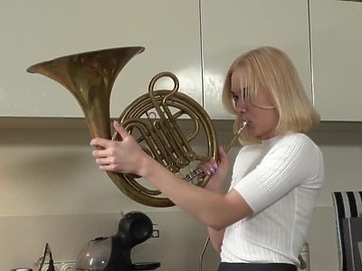 czarnowłosa nastolatka targa duże penisy