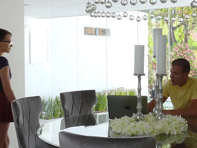 śliska i słodka nastolatka rozkłada dla niego swe nogi