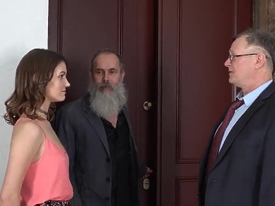 super nastolatka kuca w kuchni i ciągnie kutasa