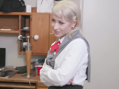 nastolatka z małymi cyckami chce dać dupy