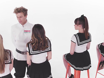 zgrabna nastolatka zapina faceta