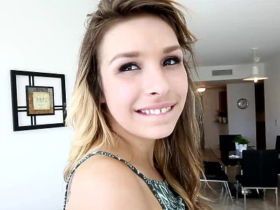 ruda amatorka w białym gorsecie