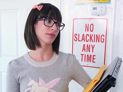 młoda kocia trzepie długiego kutasa w sypialni