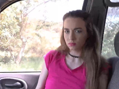 nastolatka w barze ciągnie wielkiego czekoladowego członka