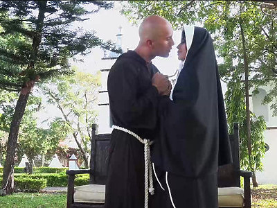 młoda okularnica lubi na pieska