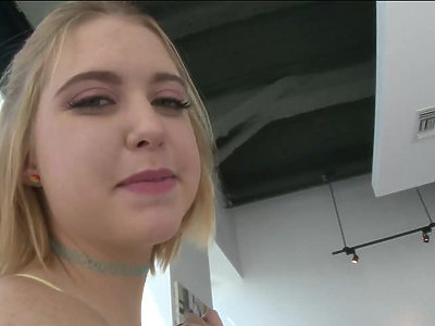 nastolatka z włochatą szparą ściska swój biuścik