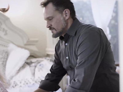 wygolona młoda brunetka puszcza się na plaży