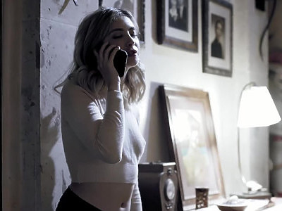 młoda siusia nad jeziorem