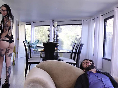 nastolatka z niewielkimi cycami jest porządnie ruchana