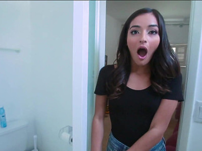 nastolatka masturbuje się nad morzem