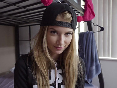 nastka bawi się w wannie