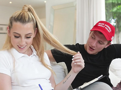 młoda zdejmuje majtki i i robi sobie dobrze zabawką