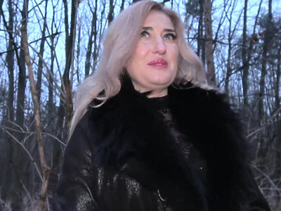 nastolatka w srebrnych szpilkach ruchana w trójkącie