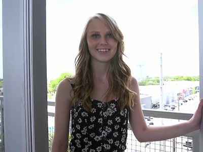 nastolatka pochyla się i obciąga kutasa