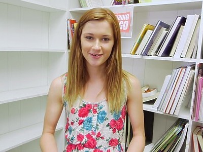 młoda niunia w kitkach zajmuje się blond laseczką