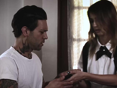 amatorka zdejmuje krótkie spodenki