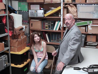 numerek z młodą niunią na różowej kanapie