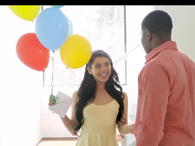 nastolatka w różowym bikini jest posuwana przez murzyna