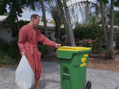 dziewica zabawia swoje obie dziurki