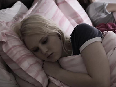 młoda polka prowadzi i wali konia