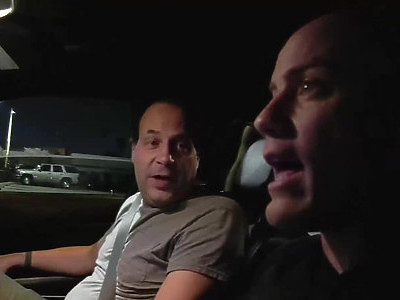 dobiera się na śpiocha do młodej japoneczki