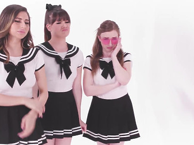 uśmiechnięta nastolatka bawi się z nim wspaniale