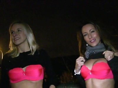 nastolatka z seks zabawką na pasku rucha swoją koleżankę