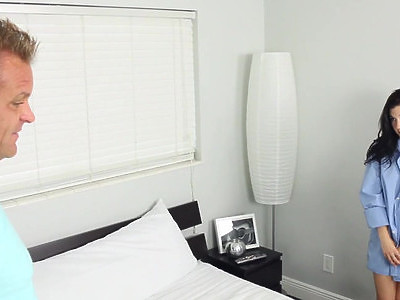 grzeczna nastolatka ciągnie jego dużego kutaska