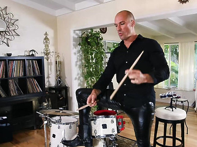 nastolatka wije się w programie telewizyjnym