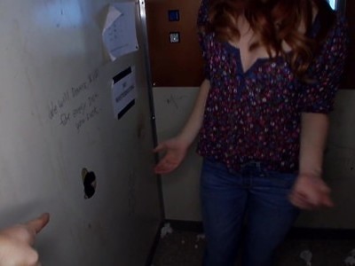 nastolatka zabawia się na mieście