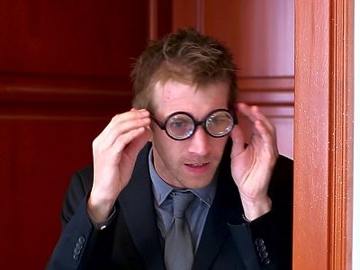 młoda rozbiera się na ulicy