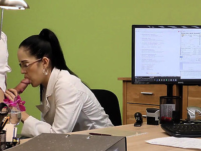 młoda dziewica bawi się paluszkami