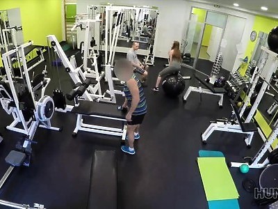 blada nastolatka ma zgrabne blade uda