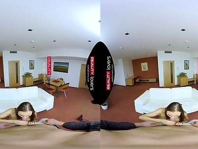 nastolatka klęczy przed koleżanką i robi jej minetkę