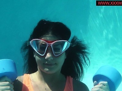 młoda laska chce się bzykać