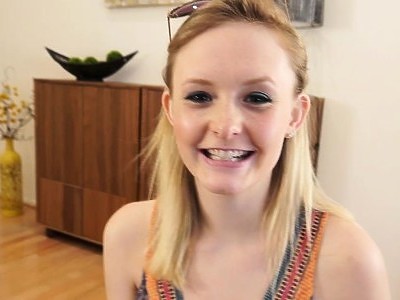 rozkoszna osiemnastolatka rucha się z tatuśkiem