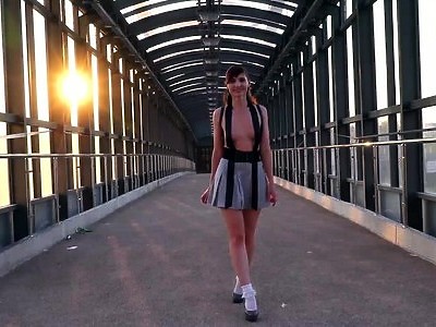 amatorka jest grzmocona na kanapie przez napalonego typa