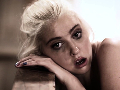 boska nastolatka wystawia cycki