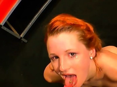 piękna nastolatka na łóżku