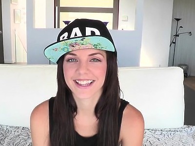 bardzo młoda laleczka jest gotowa na lodzika