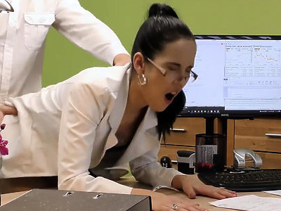 erotyczne igraszki z młodą kumpelą