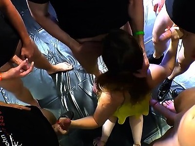 młoda brunetka dosiada kutasa